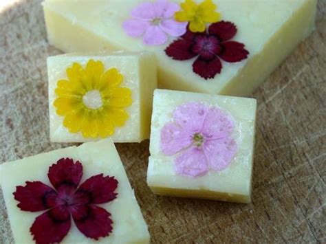 A Diy Guide To Decorating Your Wedding Cheeses With Edible Flowers And