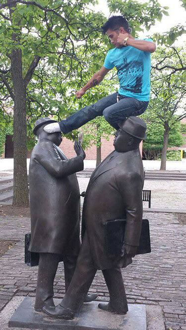 People Having Fun With Statues 30 Photos Page 3 Of 3 Funny Things