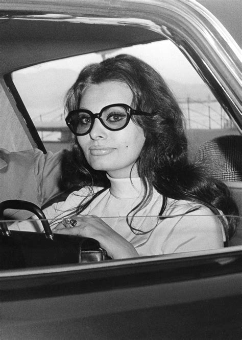 Fotografiada En Italia 1972 Sofía Loren Tiene La Mejor Colección De Gafas De Sophia Loren