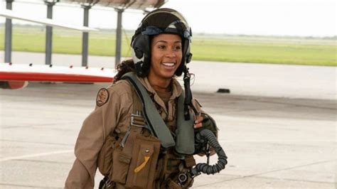 Madeline Swegle Becomes U S Navys 1st Black Female Fighter Pilot