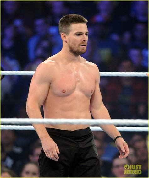 Photo Stephen Amell Goes Shirtless For Epic Summerslam Fight