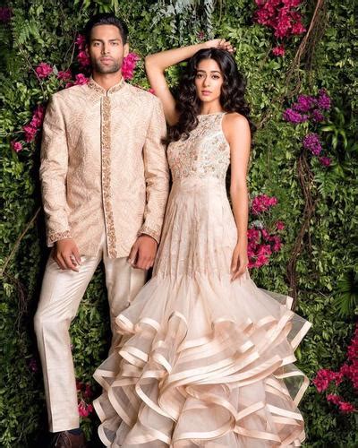 Situs jual beli online terbaik di indonesia, paragraphs. Inspirasi Busana Couple untuk Acara Tunangan Kamu dan Pasangan