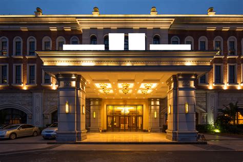 entrance of luxury hotel - Trendsetter