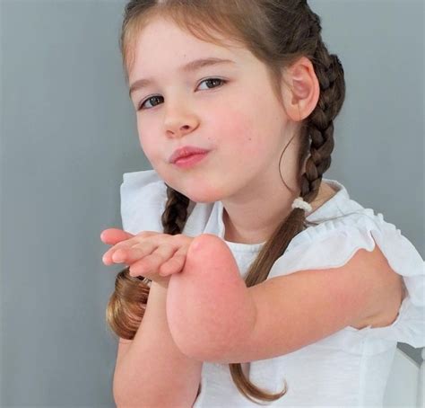 Brave Six Year Old Born With One Arm Becomes Successful Model Metro News