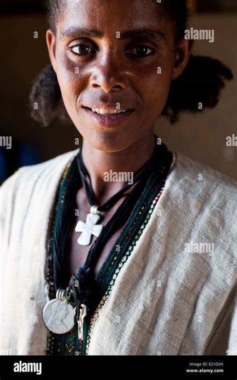 Tradicionalmente La Mujer Vestidos De Amhara Ella Es Un Cristiano Ortodoxo Etiopía Fotografía
