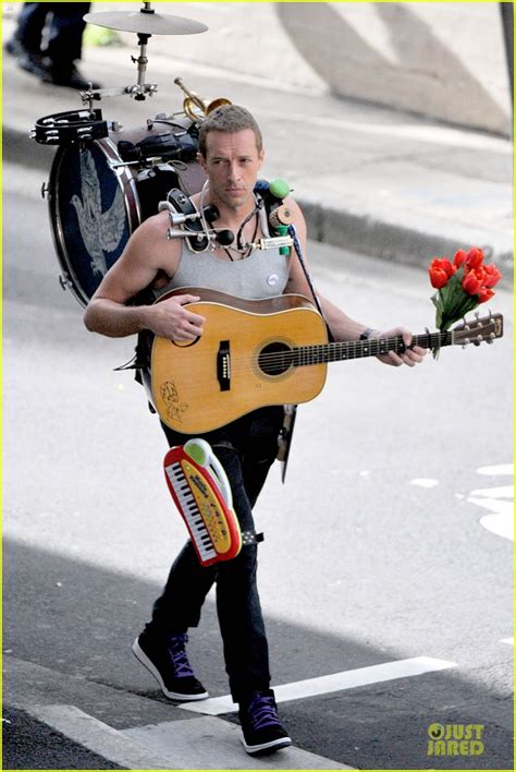 Chris Martin Flaunts Muscles For Coldplay S A Sky Full Of Stars Music Video Photo 3137544