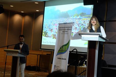 Tan sri md nor combined a valuable understanding of business management, finance and airline operations, which he brought to the board. Kee Hua Chee Live!: PUAN SRI SABRINA TAN SRI SYED YUSUF TO ...