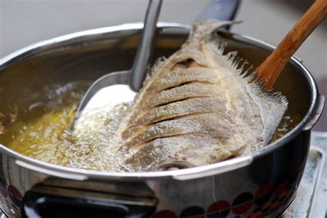 Ikan asin bila dinikmati dengan sepiring nasi putih bikin kita jadi ketagihan untuk mencicipinya. Cara Menggoreng Ikan Agar Tidak Lengket, Meletus, dan ...