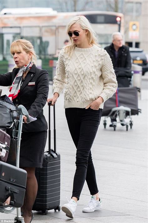 Leaving So Soon Karlie Was Seen Leaving The Uk Early On Tuesday