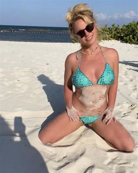 Britney Spears Is A Bikini Queen See Her Best Swimsuit Photos Over The Years