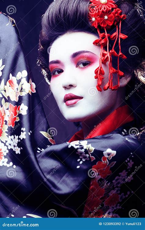 Giovane Geisha Graziosa In Kimono Con Sakura E Decorazione Su Blac Fotografia Stock Immagine