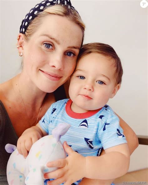 Claire Holt Pose Avec Son Fils James Sur Instagram Juillet 2020