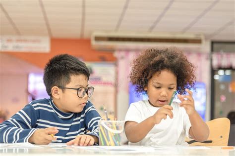 Twee Kleine Peuterjongetjes En Meisjes Houden Ervan Om Samen Te Tekenen Twee