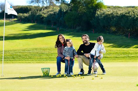 Ricardo artur de araújo pereira nasceu na freguesia lisboeta de são sebastião da pedreira e cresceu na zona de benfica, sendo filho de um piloto da tap e de uma assistente de bordo. Ricardo Pereira e Francisca iniciam os filhos no golfe