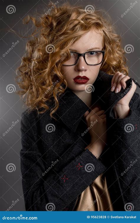 Schönes Pussy haariges Mädchen in Einem Mantel Und in Den Gläsern Stockfoto Bild von gold