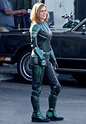 Brie Larson usa uniforme “diferente” nas primeiras fotos das filmagens ...