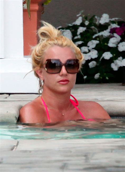 Bikini Bliss Britney Spears In A Very Hot Pink Bikini Page 2 Of 3