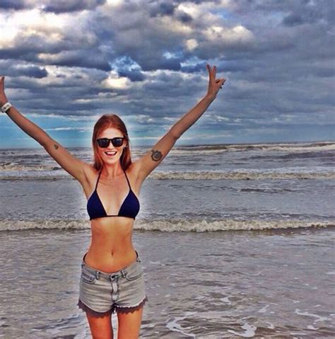 Cintia Dicker Exibe Cinturinha De Pilão Na Praia E Ganha Elogios Vogue Gente