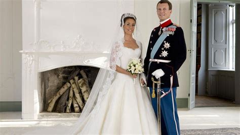 Bereits im november 2013 stylte sie noch vor. Kate, Mary & Co.: Die schönsten royalen Brautkleider ...