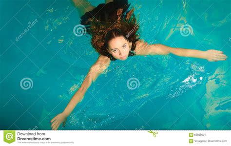 Vrouw Het Drijven Het Ontspannen In Zwembadwater Stock Afbeelding Image Of Zwart Zwevend