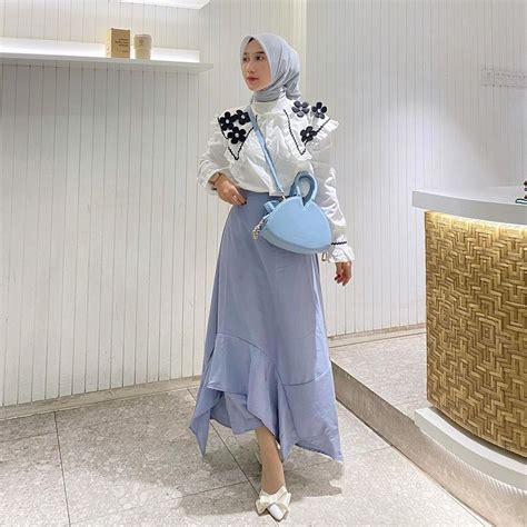 10 Inspirasi Mix And Match Outfit Hijab Dengan Rok Asimetris