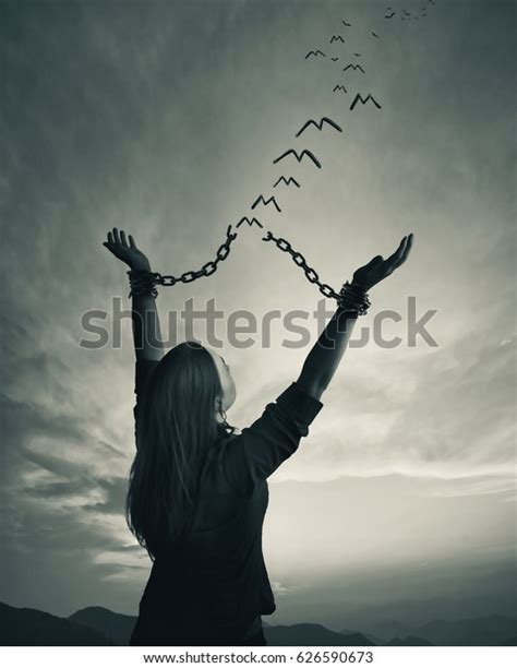 photo de stock de une femme brise ses chaines alors modifier