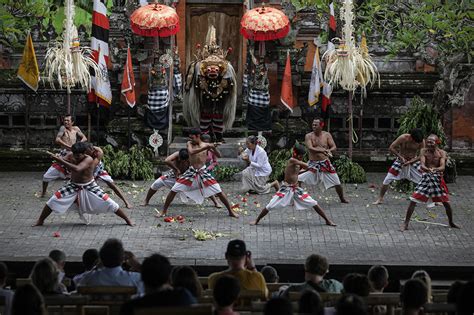 Melihat Pertunjukan Tari Barong Di Bali