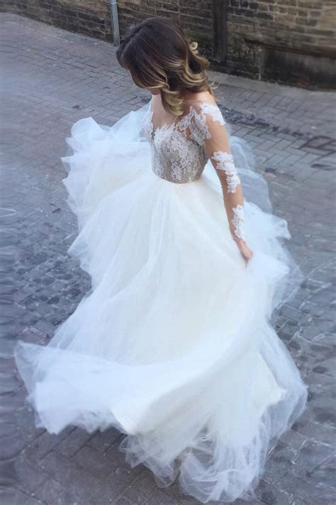 Romantic Ball Gown Long Sleeves Appliques Ivory Tulle Wedding Dress