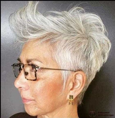 Die aktuellen haarschnitte, haarfarben und haartrends. Kurzhaarfrisuren für ältere Frauen mit dünnem Haar 2021 ...