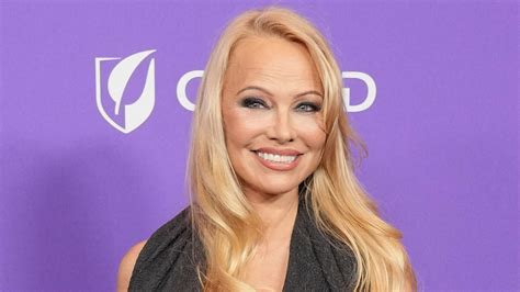 Pamela Anderson Fait Tourner Les Têtes Dans Une Robe Moulante Au