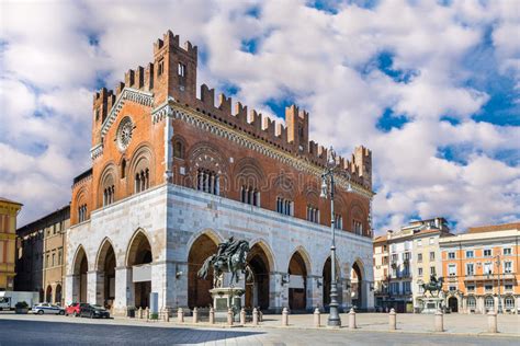 You can also enjoy piacenza's cultural standard italian delicacies like bortellina and chisulen. Piacenza, Italien Marktplatz Cavalli, Quadratische Pferde ...