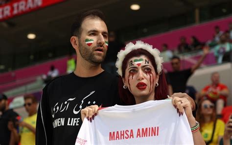 wochenblitz ausland iranische fans protestieren bei der fußballweltmeisterschaft gegen das