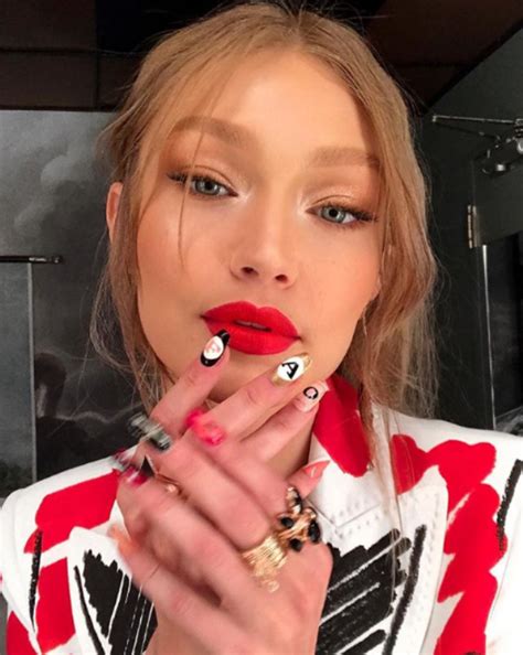 Το φρέσκο Red Lipstick Look της Gigi Hadid Ομορφιά Μακιγιάζ