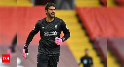 Liverpool Liverpool S Alisson Becker Suffers Shoulder Injury Out Of