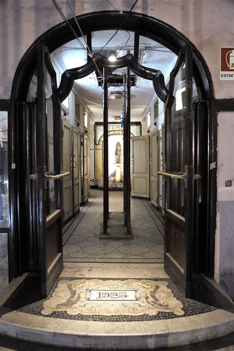 Nel 1926, sotto l'area di porta venezia, venne inaugurato su progetto dell'architetto portaluppi un elegante e ampio spazio riservato a viaggiatori e cittadini che volevano ritemprarsi dopo un viaggio o una lunga settimana di lavoro. Milano | Porta Venezia - Accordo tra il Comune e il FAI ...