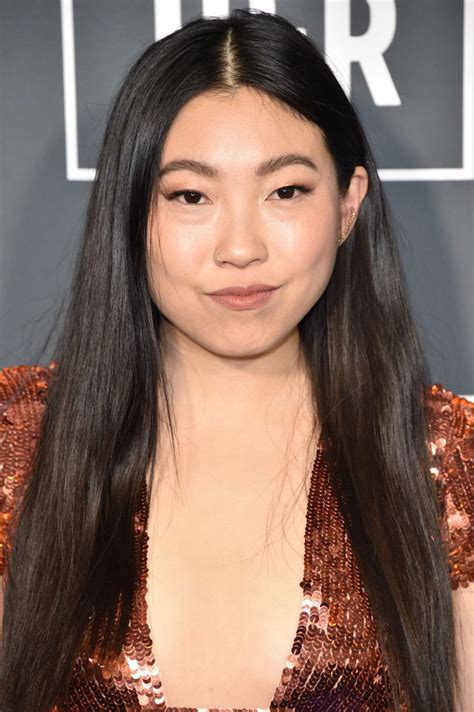 Critics Choice Awards 2019 The Best Skin Hair And Makeup Looks On