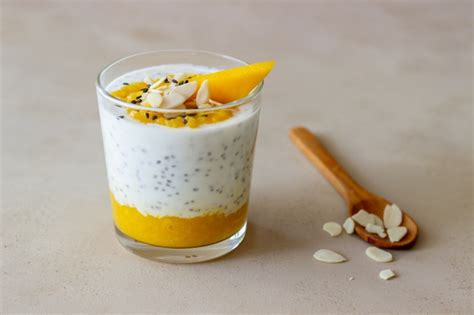 Yogurt in un bicchiere con mango, chia e mandorle ...