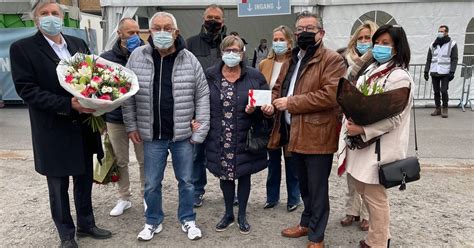 Maandag 22 februari werden in het vaccinatiecentrum van brugge de eerste tweehonderd vaccins toegediend. Feest mag niet, dus vieren Yvan (79) en Odette (80) 60ste ...