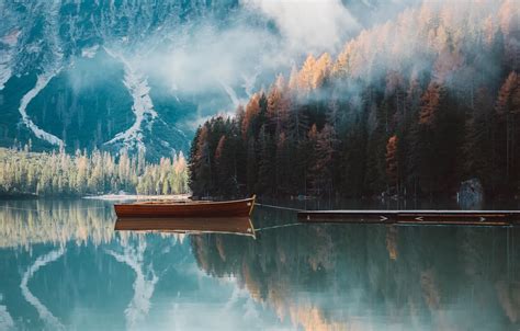 Обои лес горы озеро лодка картинки на рабочий стол раздел природа