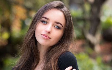 sexy blue eyed long haired brunette teen girl wallpaper 4099 1280x800 wallpaper juicy