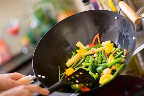 Por lo anterior les aconsejo cocinar en wok. Wok: qué es, origen y mejores recetas - SaborGourmet.com