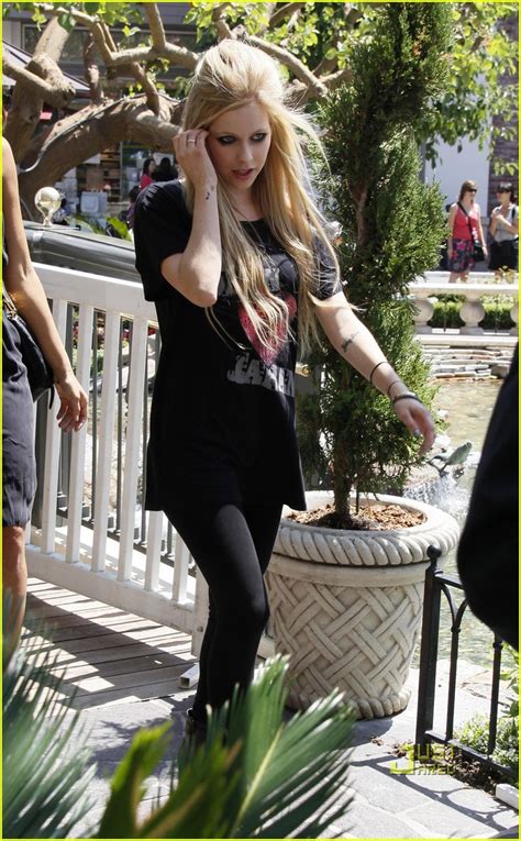 Avril Lavigne Abbey Dawn Japan Tee Photo Avril Lavigne