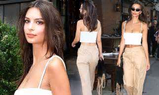 Emily Ratajkowski Flashes Hint Of Toned Tum In A Crop Top Daily Mail