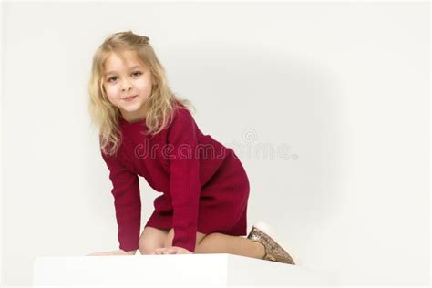 Nettes Adorable Blondes Mädchen Das Auf Dem Boden Auf Die Knie Sitzt Stockbild Bild Von
