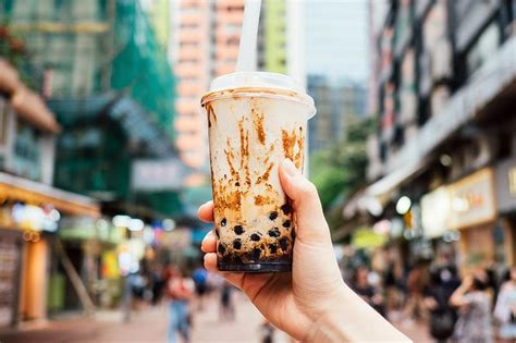 Bubble tea may be unhealthy, but it does not stop bubble tea addicts from buying. Best Bubble Tea Shops: HEYTEA, The Alley, YiFang | HYPEBAE