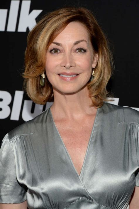 beautiful women over 50 beautiful celebrities sharon lawrence nypd blue sharon tate red