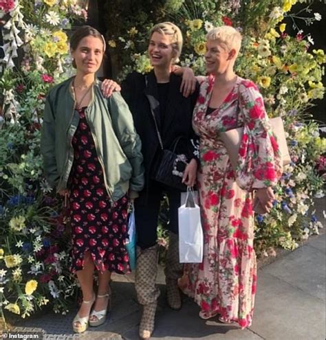 Fifi Geldof Is The Spitting Image Of Her Late Mother Paula Yates In Rare Selfie Daily Mail Online