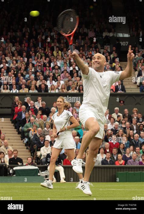 Andre Agassi Steffi Graf Wimbledon Ball Fotos Und Bildmaterial In