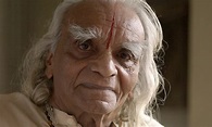 BKS Iyengar, Indian guru who sparked global yoga craze, dies aged 95 ...