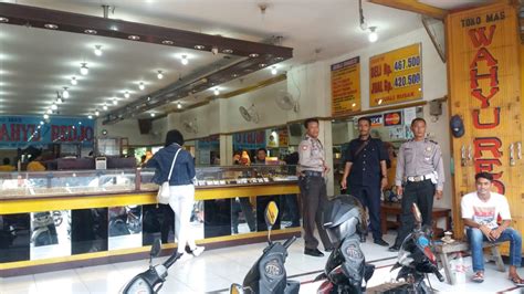 Meski populernya mengenakan cincin tunangan di jari manis pada tangan kiri, ada juga yang mengenakannya di jari manis pada tangan kanan. 5000 Gambar Emas Di Toko Wahyu Redjo Gratis - Infobaru